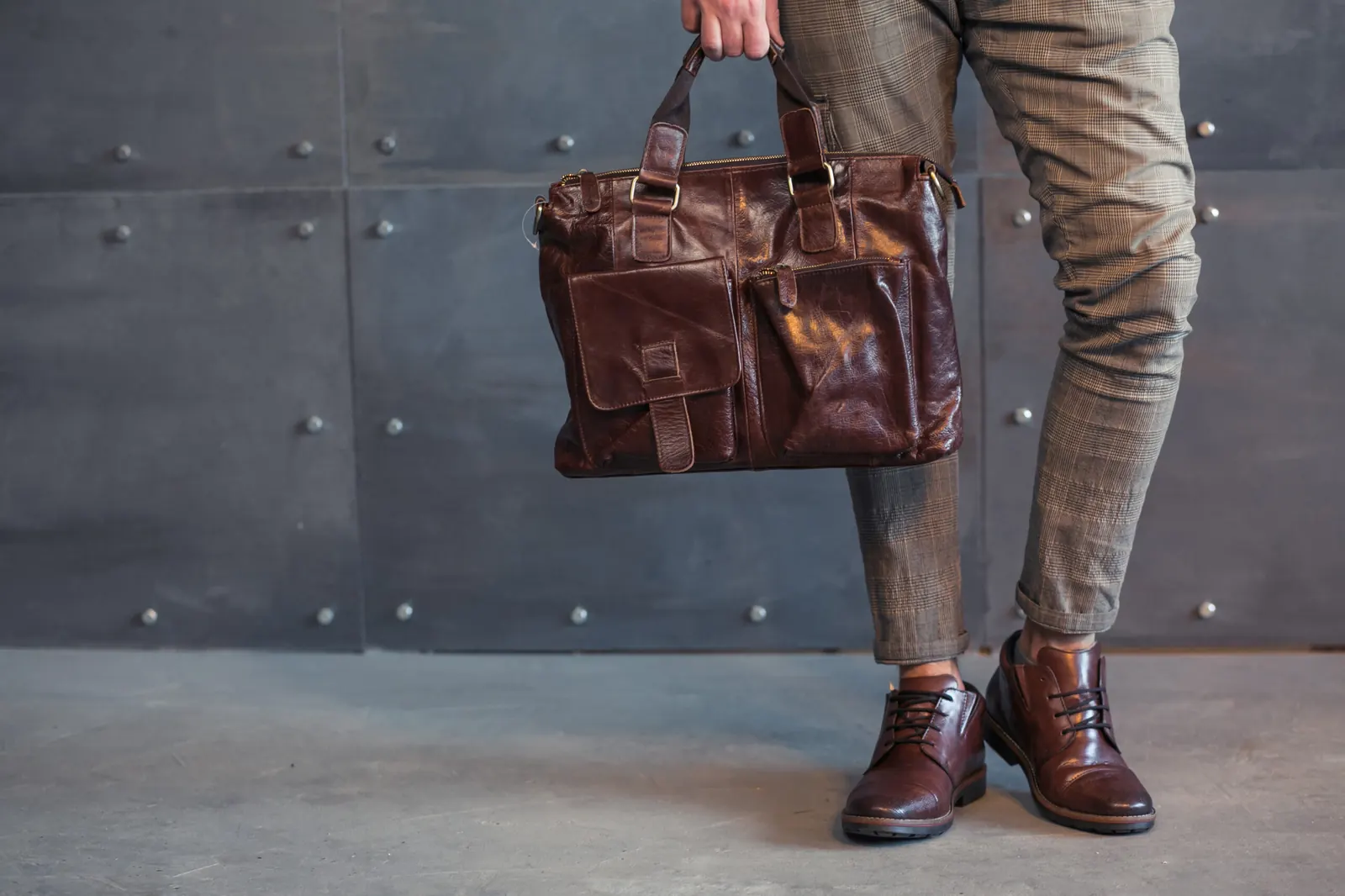Bolso de cuero marrón y zapatos de cuero