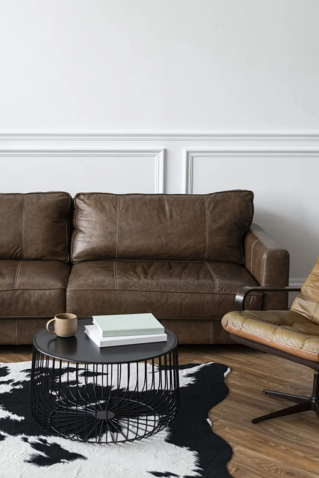 Living con sillón de cuero marrón