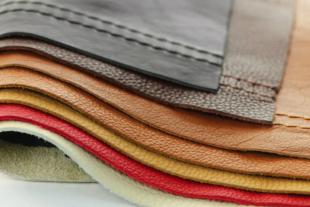 Capas de cueros de distintos colores